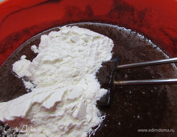 Добавить муку, лопаточкой аккуратно вмешать в массу, круговыми движениями вверх-вниз.