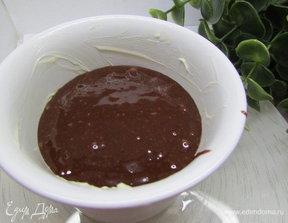 Вылить тесто в подготовленные формы примерно на 3/4 высоты. Выпекать при температуре 220 градусов до появления корочки на пирожном, но серединка должна оставаться жидкой - примерно 12-15 минут.