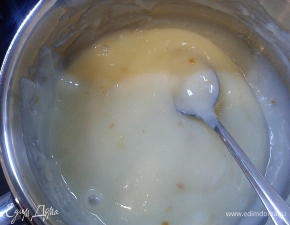 Пока печется бисквит, займемся кремом. Предлагаю свой вариант заварного крема. Я делаю его на муке. С крахмалом, он больше похож на кисель, а не на заварной крем (мое мнение)). 
Смешиваем сахар и муку. Вливаем теплое молоко, перемешиваем и варим на среднем огне до густоты, постоянно помешивая. В крем тоже кладем цедру апельсина. Когда крем приобрел нужную консистенцию (густота сметаны), добавляем сливочное масло и перемешиваем. Готовый крем охладить в холодильнике.