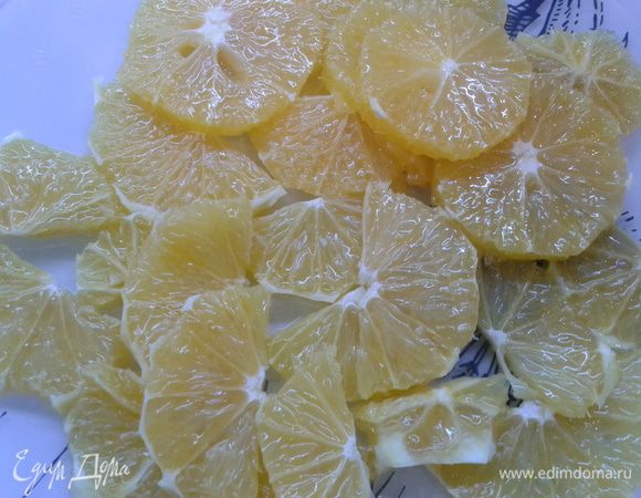 Режем апельсины дольками и кружочками, отрезаем кожуру. Идеально, если разделить все на дольки и очистить от всех пленочек. У кого есть желание, можно и так. У меня вот такие дольки и кружки.