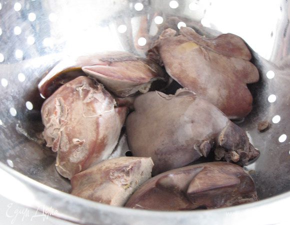 В подсоленной воде отварить печень до готовности, около 25 минут. Охладить.