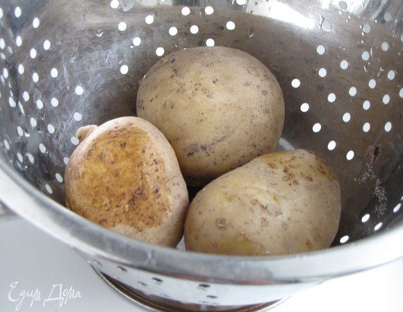 Отварить картофель "в мундире". Охладить. 