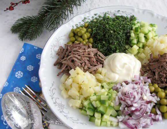 Добавить консервированный горошек. Мелко нарезать фиолетовый лук и укроп, добавить к остальным ингредиентам. В центр салата выложить майонез.