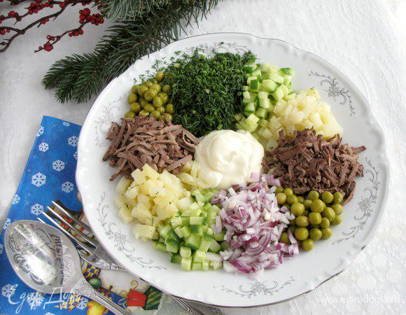 Салат будем перемешивать прямо на столе, перед трапезой.  А пока он пусть постоит, покрасуется.)))