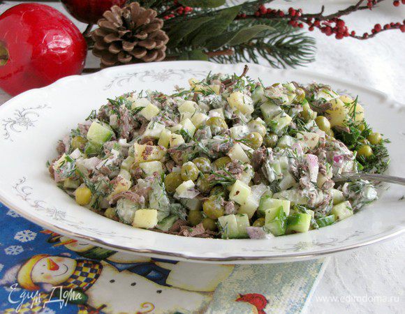 А это уже перемешанный салат. Конечно, не так красиво, но поверьте,  он долго на столе не задержится.)))