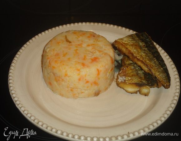 Картошку и морковку чистим, моем, кладем в кастрюлю и заливаем кипятком. Ставим вариться до готовности. Соль по вкусу. 