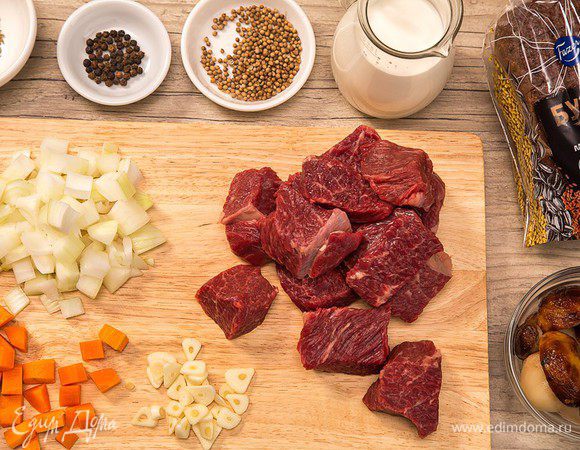 Говядину нарезать средними кусками и обжарить на растительном масле (2 ст. л.) при сильном нагреве.



