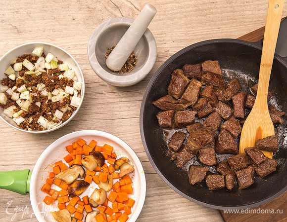 Лук нарезать крупным кубиком, хлеб измельчить, чеснок нарезать хлопьями, специи растолочь в ступке - все перемешать.