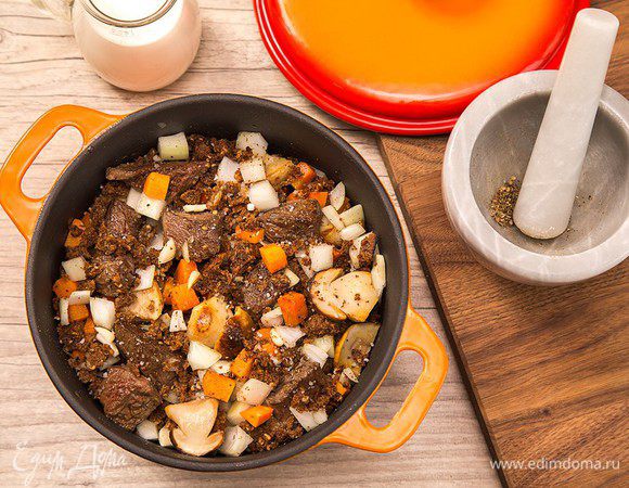 В кастрюлю выложить слоями 1/2 хлебно-луковой массы, мясо, морковь и грибы, снова хлеб. Добавить в кастрюлю около 2 стаканов воды (или бульона), влить сливки и поставить в разогретую до 190 °С духовку на 1,5 – 2 часа (при необходимости добавить еще воды в процессе приготовления).
