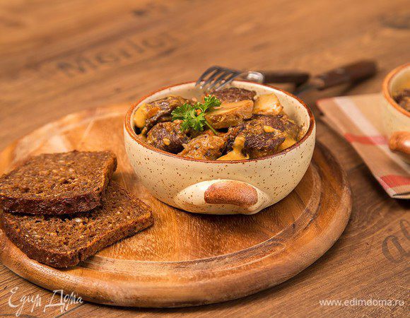 При подаче часть овощей и жидкости пюрировать с помощью блендера и подать к мясу в качестве соуса.