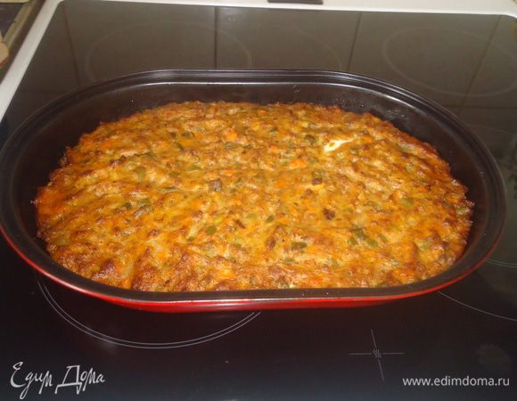 Картошку и морковку чистим, моем, кладем в кастрюлю и заливаем кипятком.  Добавляем соль по вкусу и варим до готовности. 