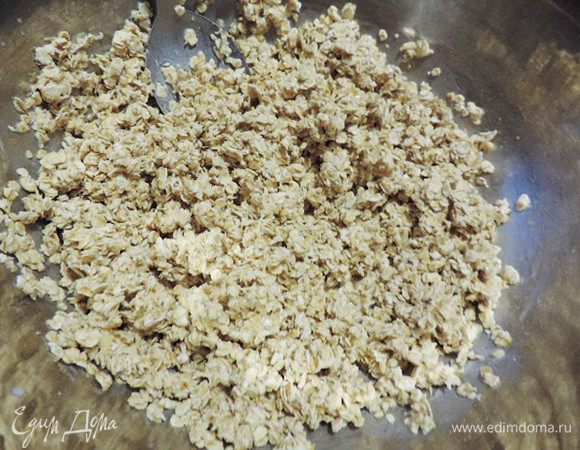 Перемешаем овсянку с молоком. Советую брать овсянку мелкого помола, у меня она называется "нежная".