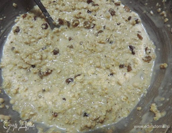 Все перемешиваем до однородности и оставляем на 10 минут. Через 10 минут добавляем промытый изюм и разрыхлитель. Очень рекомендую добавить немного грецких орехов, они прямо просились сюда, но мне было лень их чистить)).