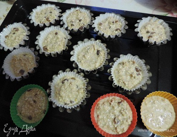 Раскладываем наше тесто по подготовленным формочкам: с силиконовыми ничего не делаем, в обычные кладем бумажный вкладыш или тщательно смазываем растительным маслом. Формы наполняем на 3/4 высоты. У меня получилось 12 небольших кексиков.
А на фото 13 формочек - скажете вы! В 13 совсем чуть-чуть теста, ее можно и не считать))).