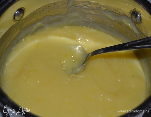 Затем принялась за приготовление начинки.  Взяла 3 лимона, сняла с лимонов цедру и выдавила сок. 
В 1,5 стакане теплой воды растворила 5 столовых ложек кукурузного крахмала. Вылила сок и цедру в воду с крахмалом. Поставила на средний огонь и проварила, постоянно помешивая. 
3 желтка размешала с 10 столовыми ложками сахарной пудры. А затем добавила в лимонно-крахмальную смесь. Все проварила до загустения. 