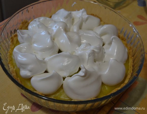 Выложила начинку на тесто и поставила на 15-20 минут в духовку. 
Тем временем приготовила меренги. 4 белка взбиваю и постепенно добавляю 100 г сахара до крепких пиков. Затем вынимаю пирог и выкладываю ложкой меренги. Выпекаю еще 15 минут.