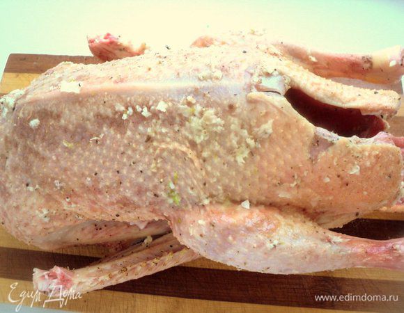 Утку для этого рецепта надо брать хорошо упитанную, жирненькую. Очень хорошо подходит индоутка. Обработанную тушку утки хорошо натереть внутри и снаружи солью, перцем и измельченным чесноком. Положить в закрытый контейнер в холодильник для маринования на 1 сутки.