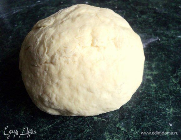 Муку высыпать горкой, сделать углубление, добавить яйцо и подсоленную воду. Замесить тесто как на пельмени. Накрыть тесто полотенцем и оставить на 15-20 минут. Если у Вас утка будет большая, около 2 кг, ингредиенты для теста необходимо увеличить в 2 раза.