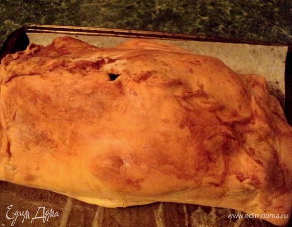 Запекать утку в духовке при температуре 190 градусов 15 минут. Затем температуру снизить до 150 градусов и запекать еще 2.5 часа. Когда верх теста зарумянится, накрыть его фольгой.