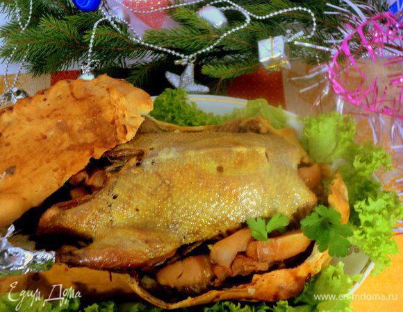 Когда утка будет готова, смазать тестяную крышку маслом и надрезать по кругу.  Утка получается очень нежная и ароматная. По желанию можно дополнительно зарумянить утку при температуре 200 градусов в течении 10-15 минут.