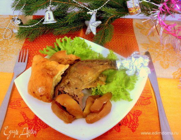 Подавать утку вместе с зажаренными корочками. Корочки пропитаны соками и ароматами утки, очень вкусные! Приятного аппетита!