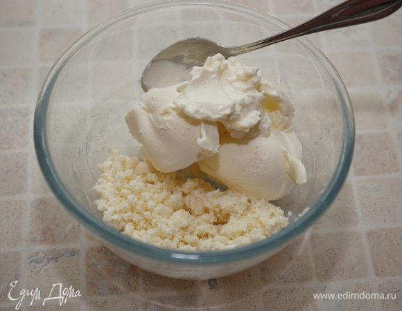 Козий сыр (можно взять сыр с плесенью или другой острый сыр) хорошо размять вилкой и смешать в миске с творожным. Поставить в холодильник охлаждаться.