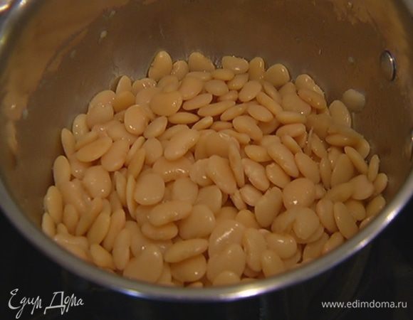 Фасоль замочить на ночь, затем отварить согласно инструкции на упаковке.