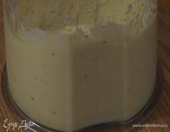 Приготовить майонез: желток соединить с горчицей, влить 2 ст. ложки сока лайма, посолить, поперчить и взбивать блендером с насадкой-венчиком, понемногу вливая оливковое масло. Когда масса станет очень светлой, тонкой струйкой влить оливковое масло Extra Virgin и продолжать взбивать, вливая оставшееся оливковое масло.