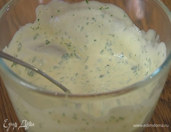 Приготовить заправку: измельченную кинзу соединить с 3 ст. ложками домашнего майонеза, влить оставшийся сок лайма, добавить табаско и вустерширский соус, перемешать, затем добавить сметану и еще раз все перемешать.