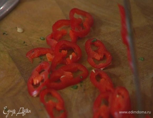 Перец чили, удалив семена, тонко нарезать.