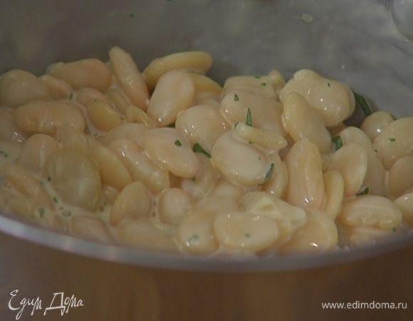 Готовую фасоль перемешать с заправкой.