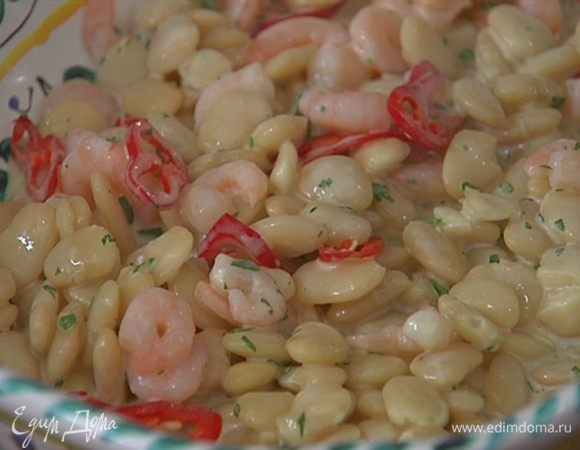 Добавить креветки, перец чили, еще раз перемешать и выложить салат на блюдо.