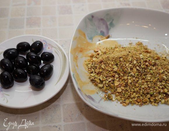 Сладкий виноград вымыть, обсушить на полотенце. Если есть косточки – вынуть. Я вытаскивала, надрезав каждую виноградину не до конца. Фисташки очистить от скорлупок. Мелко порубить ножом.