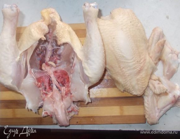 С курицы я срезала грудку и крылышки.Если вы хотите сделать колбаску побольше,значит срежьте только крылышки.