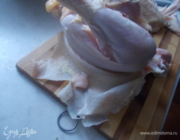 Снимаем шкуру аккуратно,это довольно легко,я почти не пользовалась ножом.