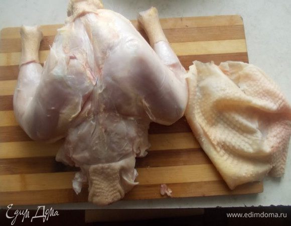 Кожу уберем в сторону, а с курицы снимем все мясо.