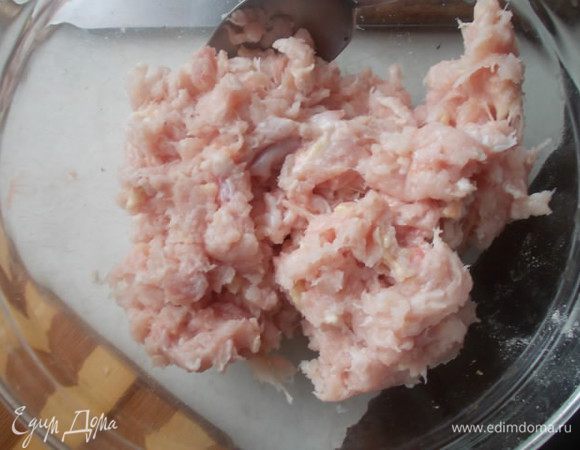 Отправляем куриное мясо в блендер и измельчаем его не в фарш,а чтобы там были и частички мяса.