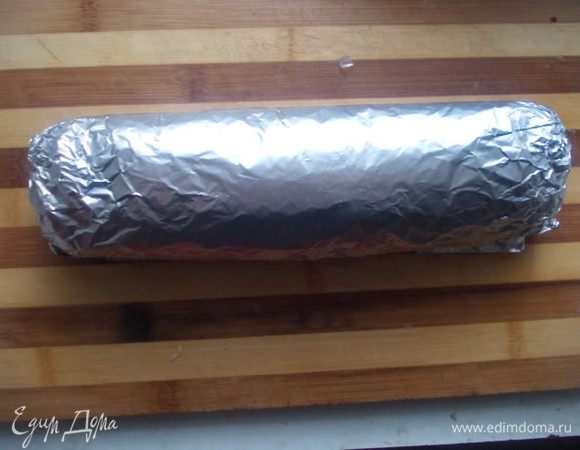 Затем,берем плотную фольгу и обворачиваем нашу колбаску в несколько слоев.Отправляем на 45 минут при 150 С в разогретую духовку.Затем остужаем прямо в фольге.