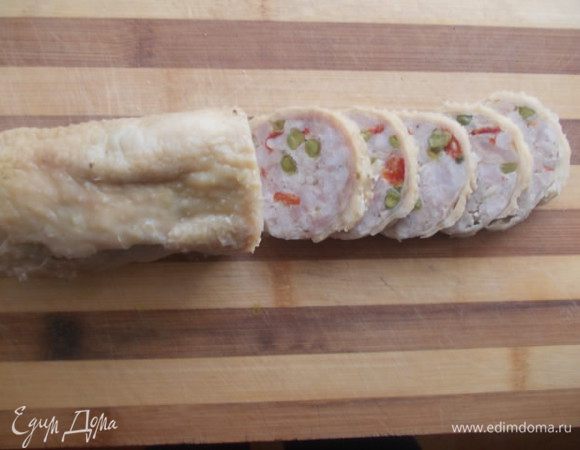 Когда полностью остынет,отправить на часик в холодильник. Развернуть и можно резать и наслаждаться вкусном нежнейшей колбаски!