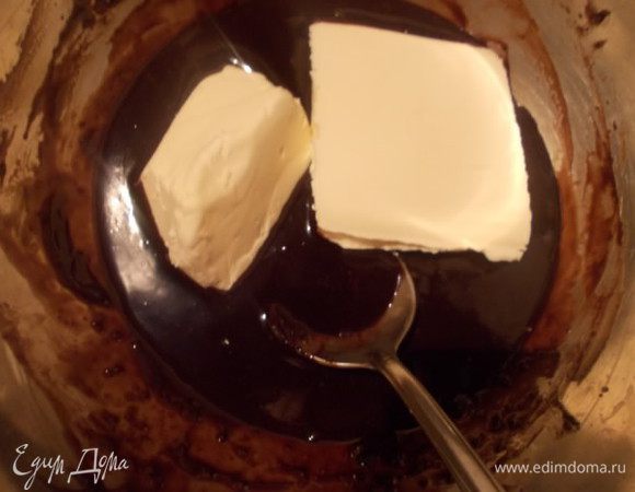 Шоколад растапливаем на водяной бане с водой. Добавляем сливочное масло и даем ему растворится. Несколько ложек оставить для смазывания печенюшек.