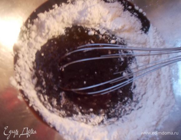 Затем, постепенно всыпаем муку, может понадобится чуть больше или чуть меньше, главное -  замесить крутое тесто, но с которым можно работать.