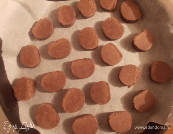 Затем поерзать ножом на колечки, около 1 см. Укладываем на противень с пергаментом и отправляем в разогретую духовку 180 С на полчаса. 