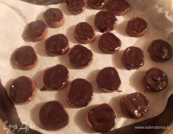 Затем немного остудить и смазать шоколадом, который мы предварительно отложили в сторону.