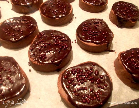 Затем посыпать кондитерской посыпкой и полностью дать остыть и застыть шоколаду. 