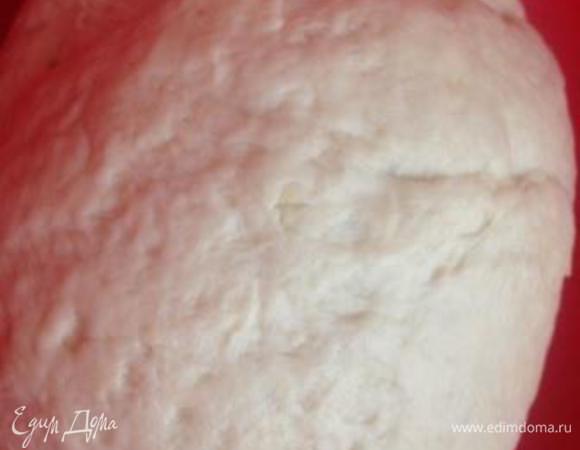 Затем влить 1 стакан воды, добавить соль, муку (ее может уйти и больше) и поставить в теплое место на 30 мин.