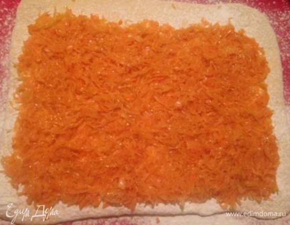 Раскатать тесто в прямоугольник, притрусить крахмалом, распределить начинку, отступив от краев, и свернуть рулет.