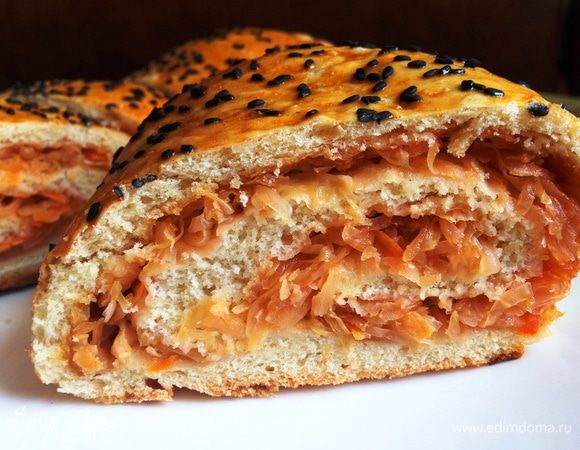 Смазать рулет желтком, посыпать кунжутом и поставить в разогретую до 220 градусов духовку примерно на 40 мин. до румяности.
Приятного аппетита!