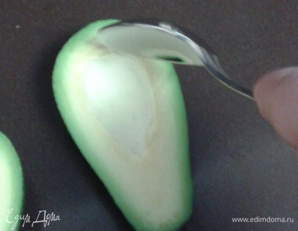 Мякоть ( в случае, если авокадо достаточно мягкий) аккуратно отделяем от кожуры ложкой. Если ложкой справится не удалось, тогда мякоть вырезаем ножом.