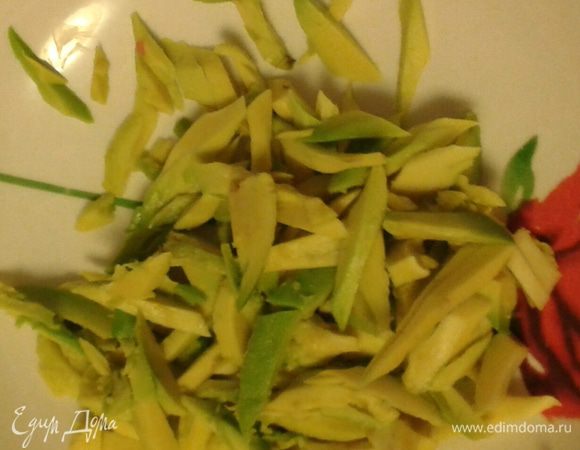 Далее нарезаем авокадо тонкой соломкой.