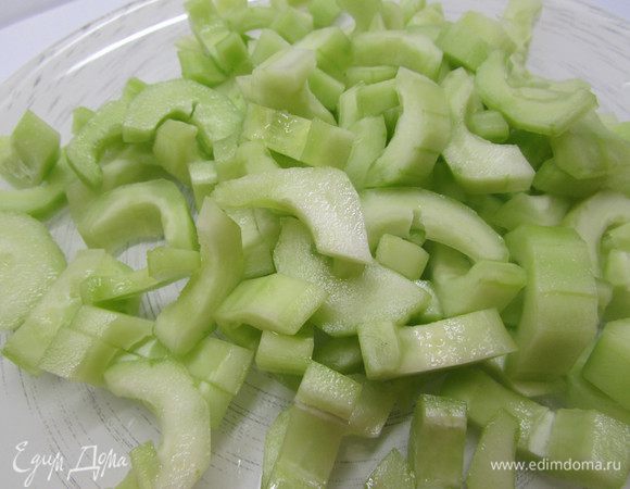 Огурцы порезать небольшими кусочками и отправить в морозилку на 3-4 часа.